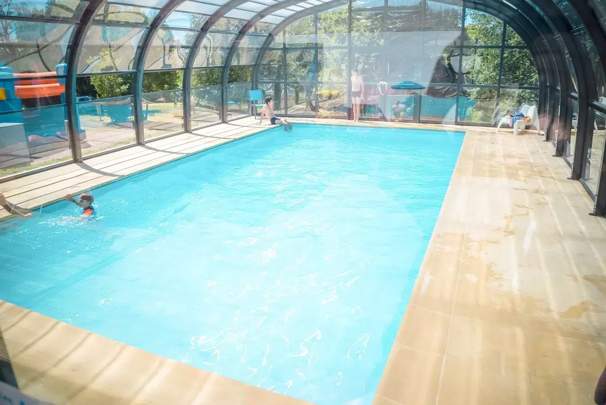 la piscine chauffée du camping paradis les chanterelles